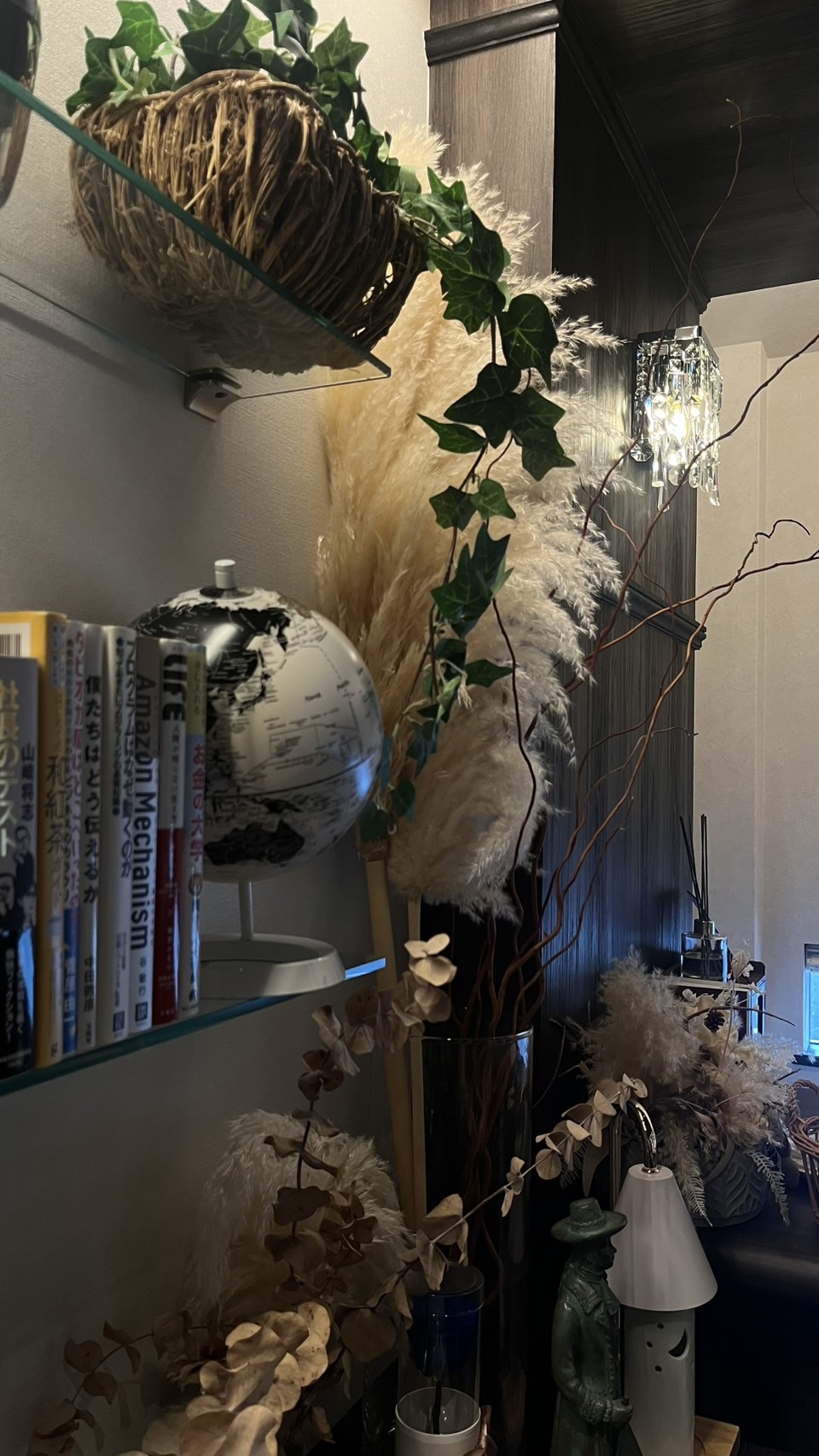 本や地球儀、ドライフラワーが並ぶ TechCafe の店内