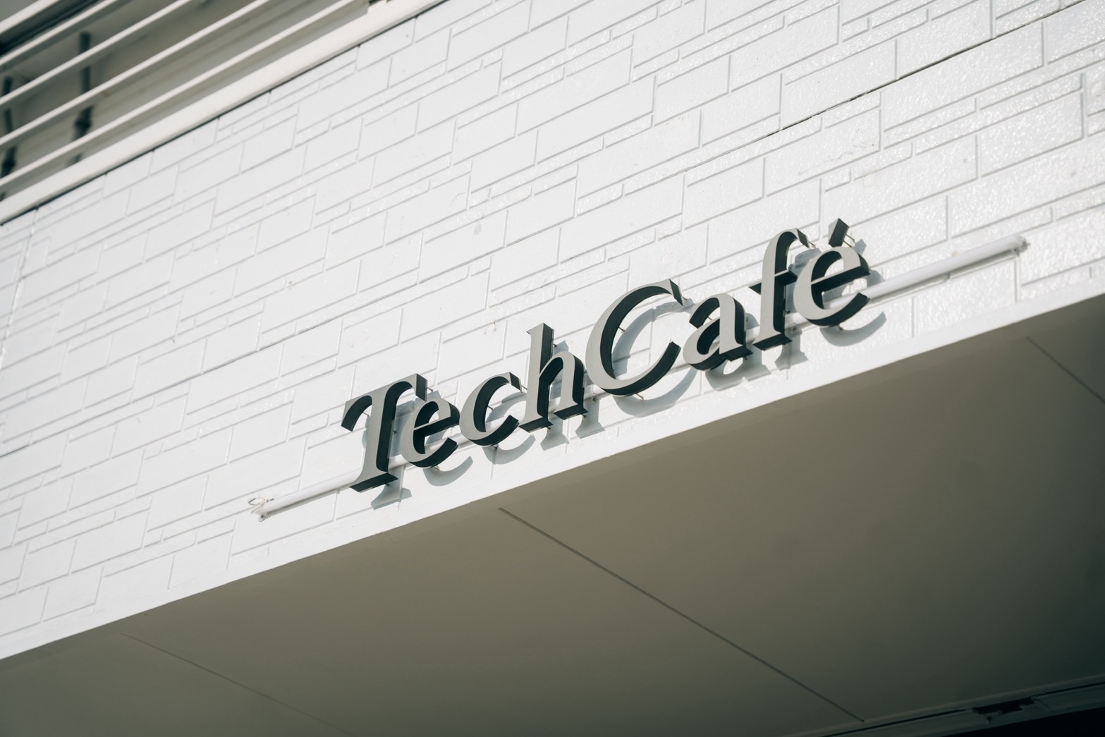 白子の通りにある TechCafé の外観サイン