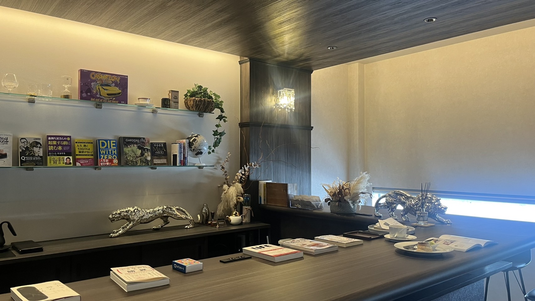温かい照明に照らされた TechCafe の作業席
